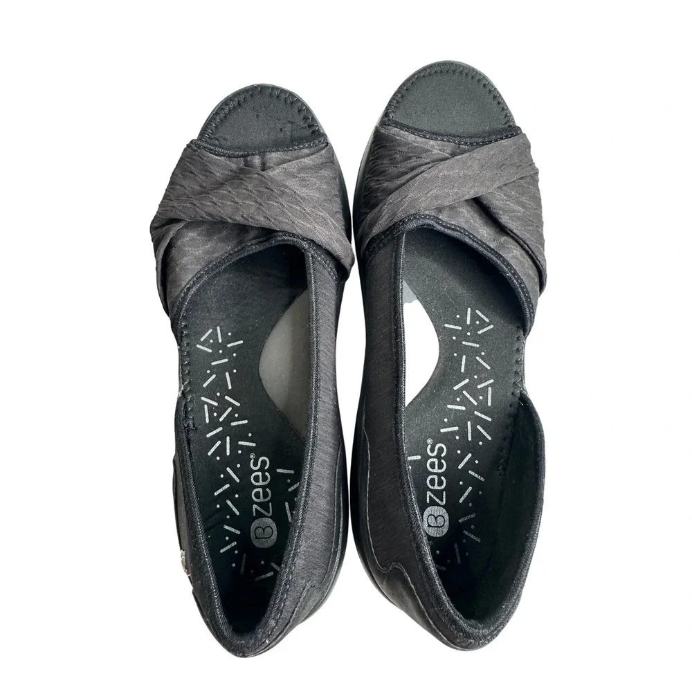 Bzees Remix Women's Black Stretch Peep Toe Wedge‎ Sandals Size 10M Casual